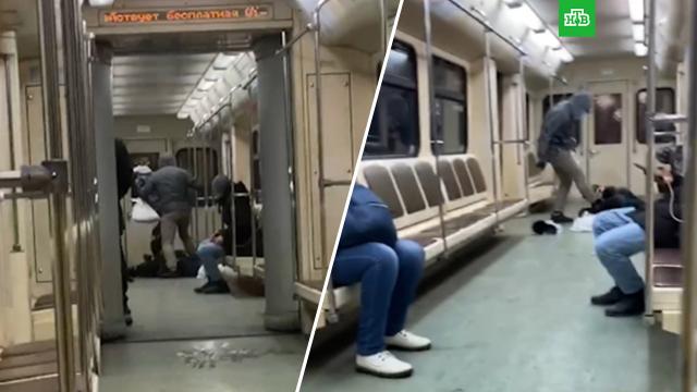 Мужчина избил двух человек в вагоне столичного метро.Москва, драки и избиения, метро, общественный транспорт, полиция.НТВ.Ru: новости, видео, программы телеканала НТВ