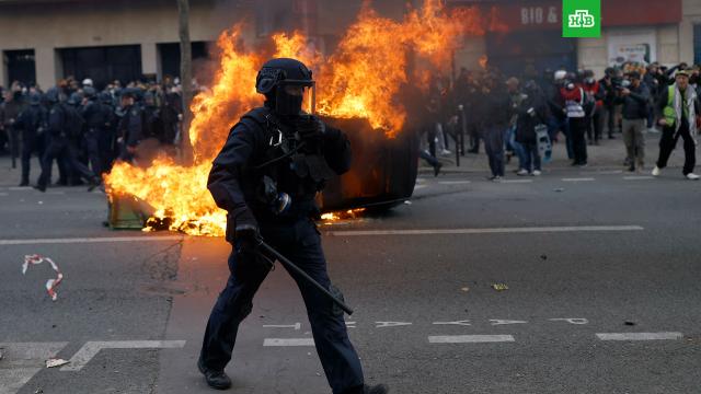 Акция протеста в Париже переросла в стычки с полицией.Париж, Франция, задержание, митинги и протесты.НТВ.Ru: новости, видео, программы телеканала НТВ