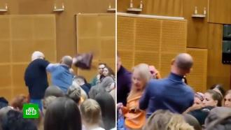 «Отвесили леща за дело»: психолог во время лекции ударил женщину сумкой по голове