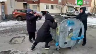 «Анюта, оставь!»: жители дома и коммунальщики устроили бой за мусорный бак