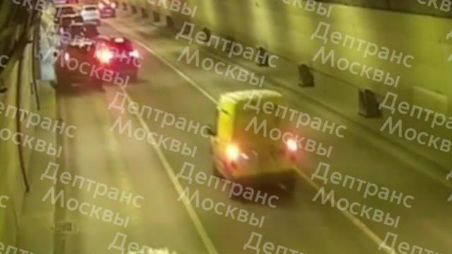 Автомобиль перевернулся после ДТП в тоннеле в Москве.ДТП, Москва, автомобили, дороги.НТВ.Ru: новости, видео, программы телеканала НТВ