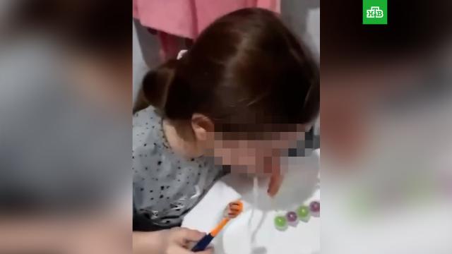 Женщина заставила дочь чистить зубы водой из унитаза за мат в интернете. ВИДЕО