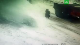 Снежная глыба снесла двух женщин на дорогу в Кузбассе