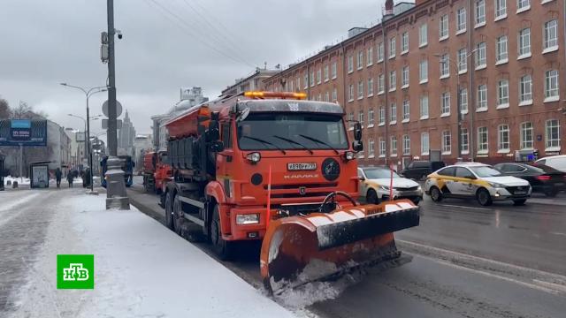 Городские службы ликвидируют последствия снегопада в Москве.Москва, погода, снег.НТВ.Ru: новости, видео, программы телеканала НТВ