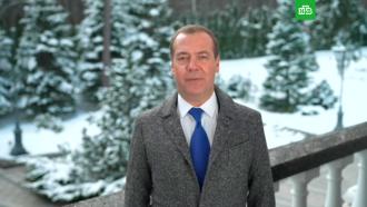 Медведев поздравил россиянок с 8 Марта 