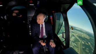 Путин полетал на симуляторе вертолета