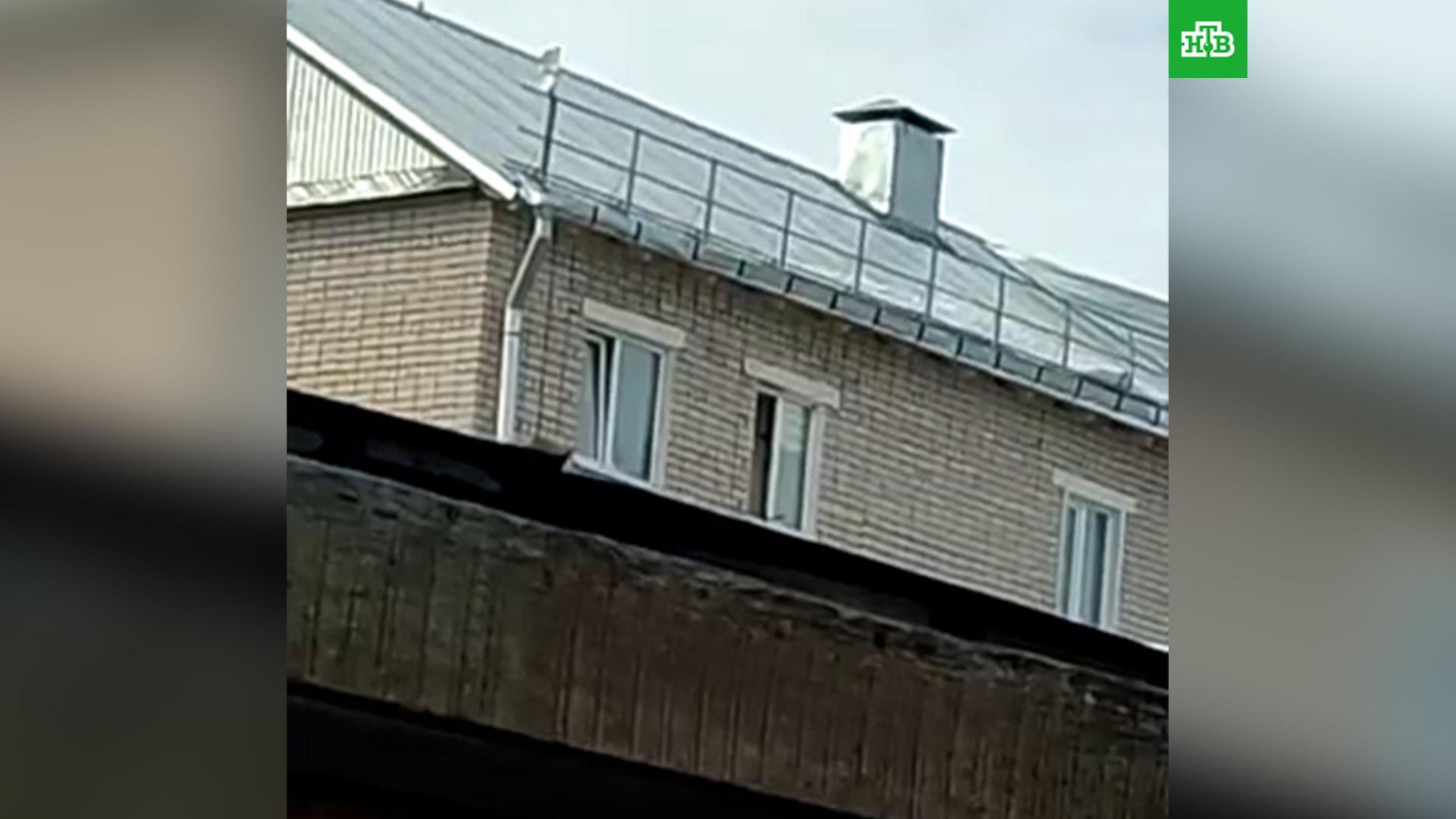 На ангарской улице неизвестный мужчина стоит в окне многоэтажки с ножом в руках