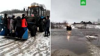 Тракторист перевез людей в ковше через затопленную дорогу в Пензенской области