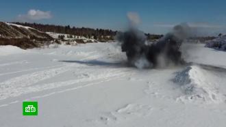 Военные провели подрыв льда на озере в Иркутской области