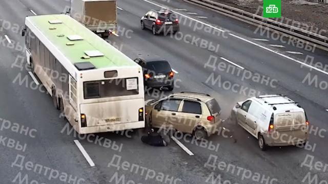 Автомобиль сбил человека и врезался в стоящую машину на МКАД.ДТП, МКАД, Москва.НТВ.Ru: новости, видео, программы телеканала НТВ