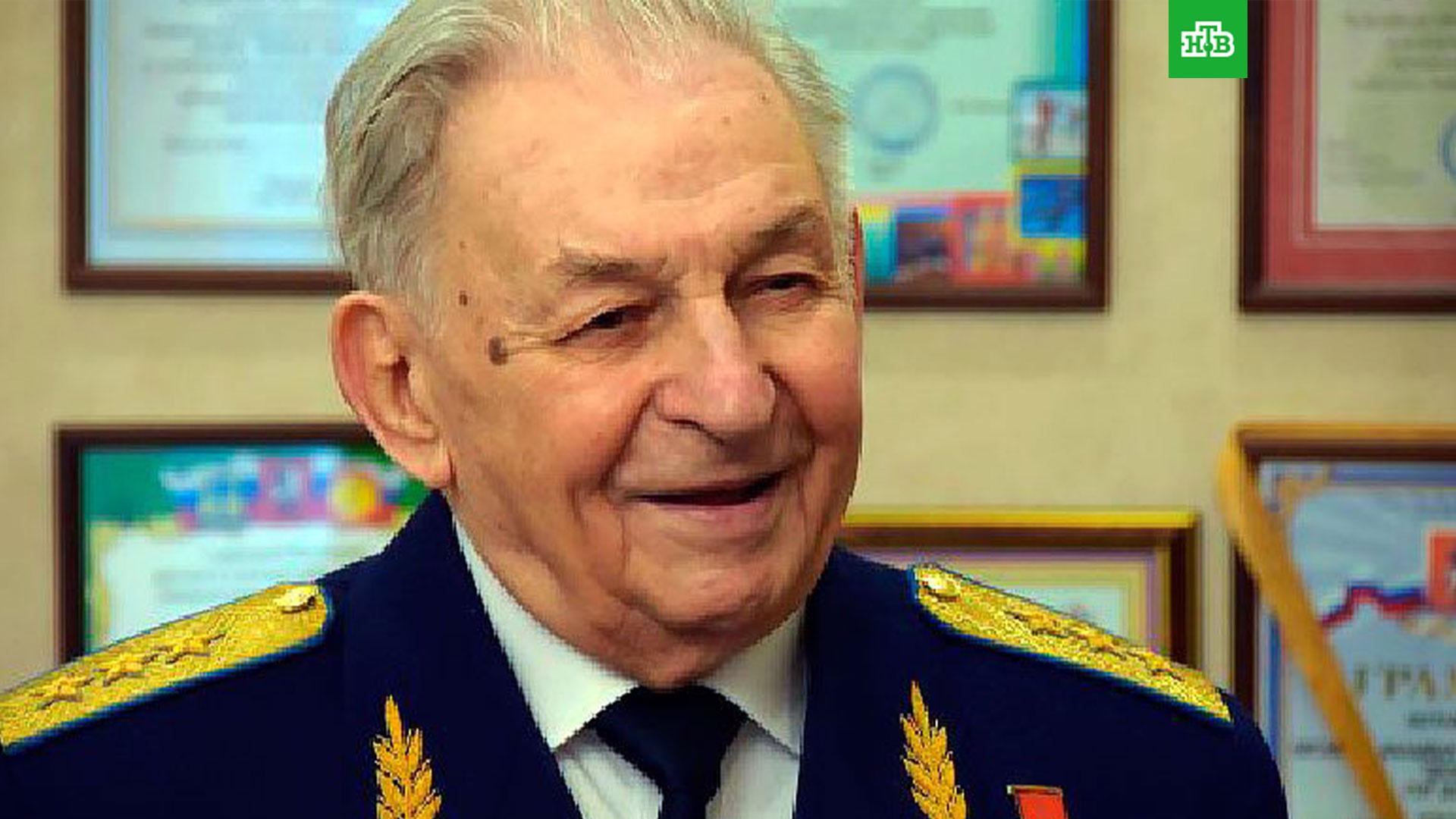 Генерал-полковнику авиации Василию Васильевичу Решетников