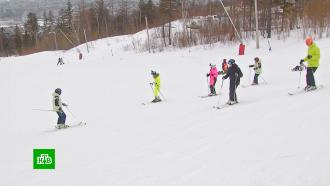 На уроках физкультуры сахалинские школьники учатся кататься на горных лыжах и сноуборде