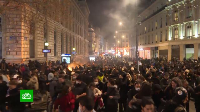 Во Франции арестовали более 850 протестующих против пенсионной реформы.Франция, полиция, Париж, погромы, митинги и протесты, Макрон, беспорядки, аресты.НТВ.Ru: новости, видео, программы телеканала НТВ