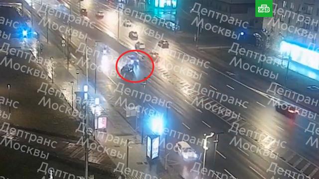 МВД: участники ДТП в Москве бросили машину и сбежали с места аварии.ДТП, Москва.НТВ.Ru: новости, видео, программы телеканала НТВ