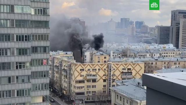 Из горящего дома в центре Москвы спасают людей.Москва, пожары.НТВ.Ru: новости, видео, программы телеканала НТВ