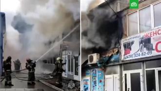 Крупный пожар ликвидируют на рынке в Ставропольском крае