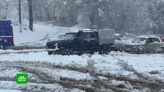 ЧС в Ростовской области: машины в пробке на <nobr>М-4</nobr> вручную выкапывают из снега