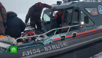 Спасатели вытащили рыбаков со льдины в Ладожском озере
