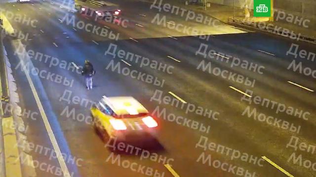 Сбитая на МКАД женщина погибла на месте.ДТП, МКАД, Москва, пешеходы.НТВ.Ru: новости, видео, программы телеканала НТВ