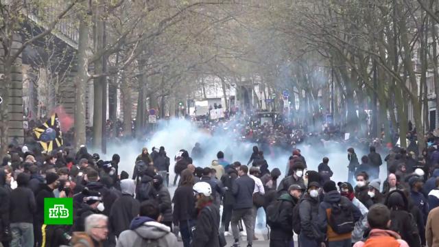 Во Франции полиция дубинками и газом разогнала несогласных с пенсионной реформой.Франция, беспорядки, митинги и протесты.НТВ.Ru: новости, видео, программы телеканала НТВ