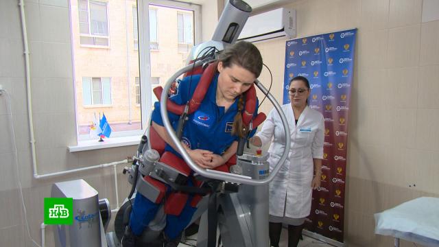 Вернувшаяся с орбиты Анна Кикина проходит реабилитацию в компании робота «Кентавра»