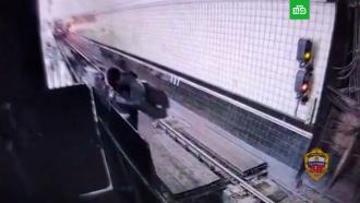 В Москве мужчина спрыгнул на рельсы метро, чтобы покурить 