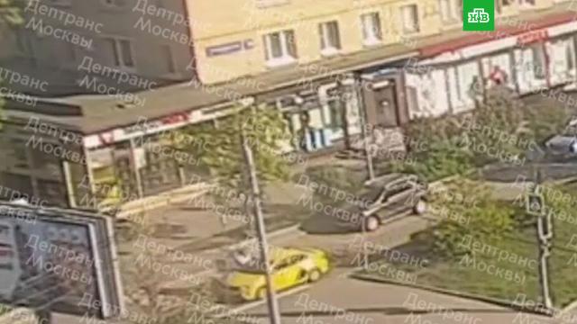 Двух пешеходов сбили в центре Москвы.ДТП, Москва, автомобили, дороги, пешеходы.НТВ.Ru: новости, видео, программы телеканала НТВ