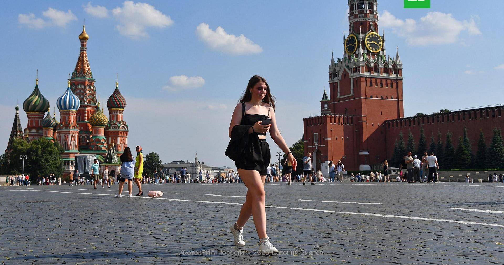 Какое ожидается лето 24 года. Лето в Москве. Девушка на красной площади. Туристы в Москве. Москва летом.