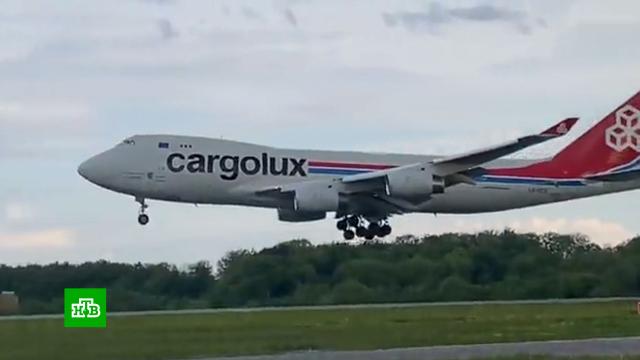 У Boeing 747 при экстренной посадке в Люксембурге вырвало стойку шасси.авиационные катастрофы и происшествия, авиация, самолеты.НТВ.Ru: новости, видео, программы телеканала НТВ