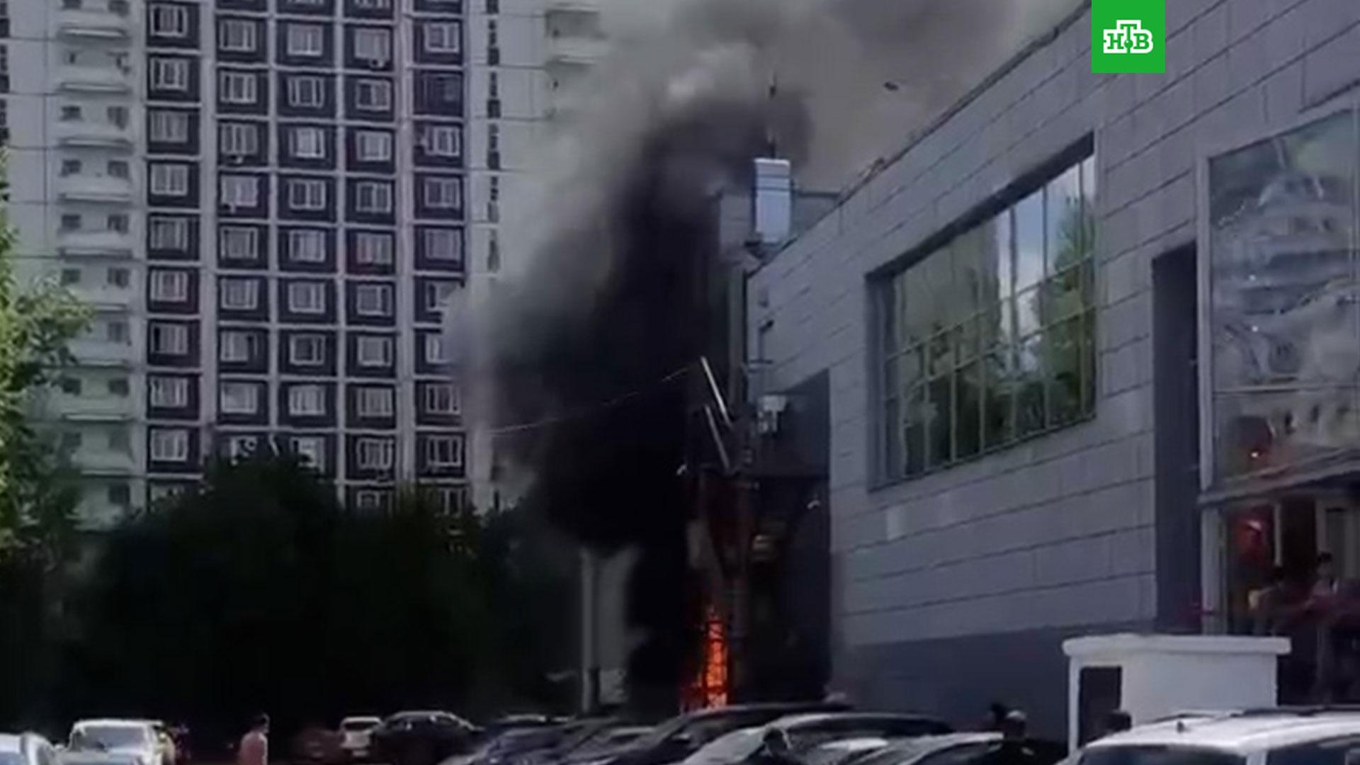 Теракт в трц москва. Пожар фото. Взрыв здания. Пожар в Москве. Пожар в здании.