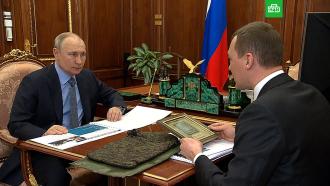 Хабаровский губернатор подарил Путину модель багги «Ерофей» и шеврон регионального батальона