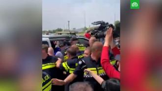 Оппозиционеры попытались прорвать полицейский кордон в аэропорту Тбилиси