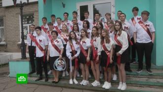 Гимн России и запуск голубей в небо: в школе ДНР отметили последний звонок