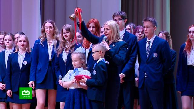 Губернатор Петербурга поздравил с последним звонком выпускников 226-го лицея