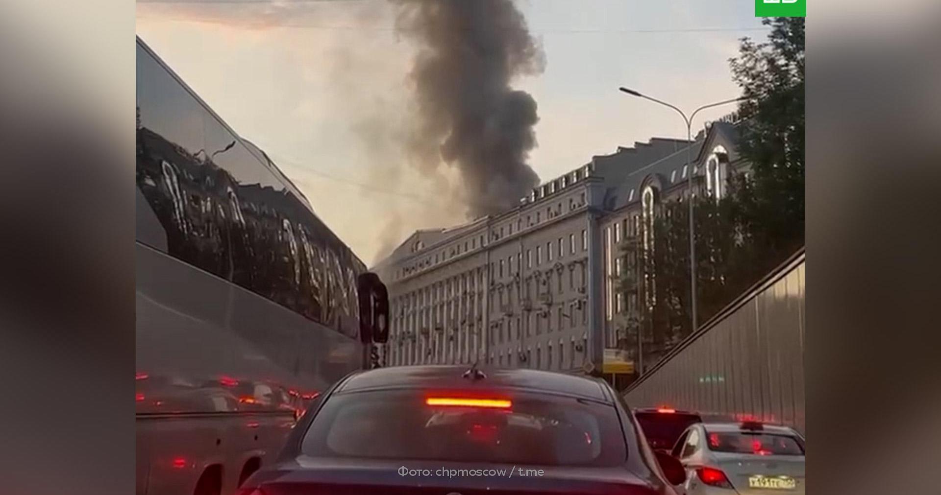 Пожар на ореховом бульваре. Никитский бульвар 12 пожар. Пожар на Никитской в Москве. Пожар фото. Здание горит.