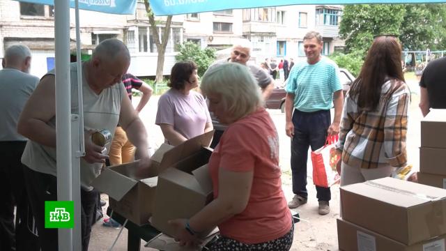 Волонтеры снабжают жителей Северодонецка едой, детскими смесями и подгузниками