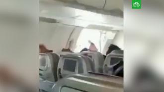 В Южной Корее пассажир самолета открыл дверь во время полета