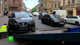 В Петербурге начали эвакуировать безномерные автомобили