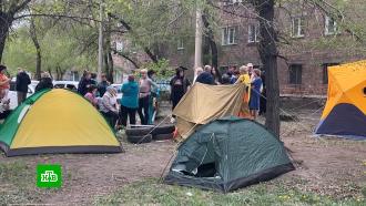 Почему жильцы аварийного общежития в Хакасии переселились в палатки