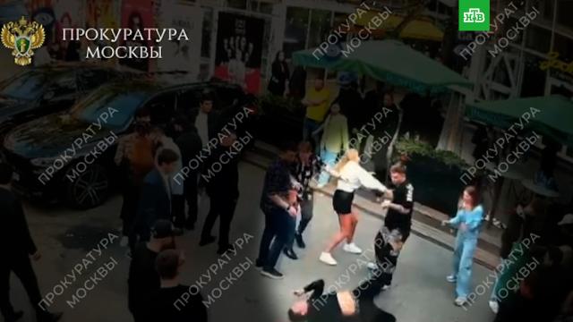Мужчину отправили в нокаут у кафе в центре Москвы.Москва, драки и избиения.НТВ.Ru: новости, видео, программы телеканала НТВ