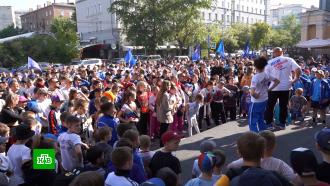 Марафон «Сила России»: Александр Карелин в центре Новосибирска провел зарядку для молодежи