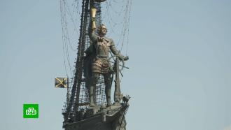 Работа на высоте: как ухаживают за столичным памятником Петру I и монументом Победы на Поклонной горе