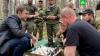 Гроссмейстер Карякин сыграл в шахматы с российскими бойцами в зоне СВО
