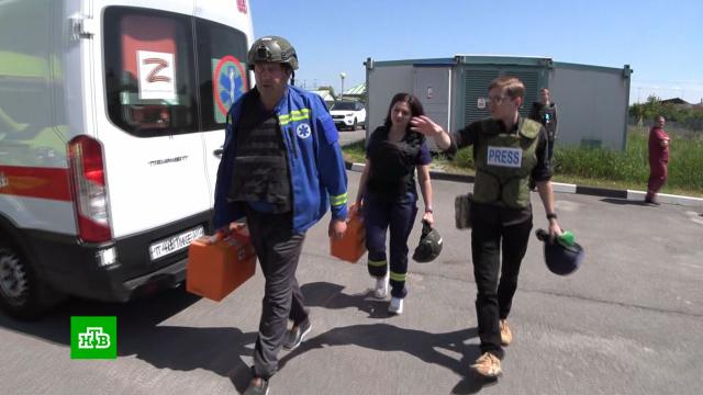 Медики в бронежилетах на инкассаторской машине патрулируют приграничные села Белгородской области