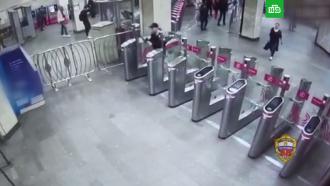 В метро Москвы мужчина с разбега разбил створки турникета
