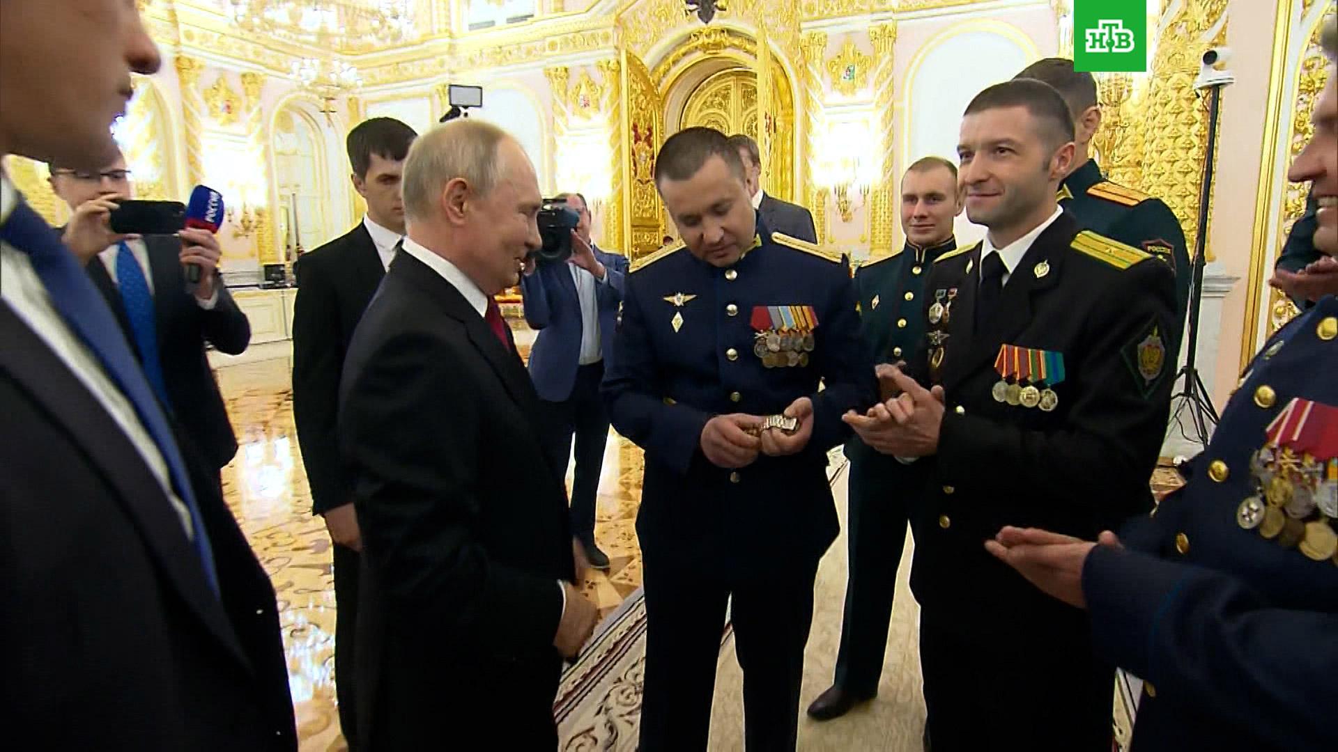 Путин поздравил выпускников военных вузов