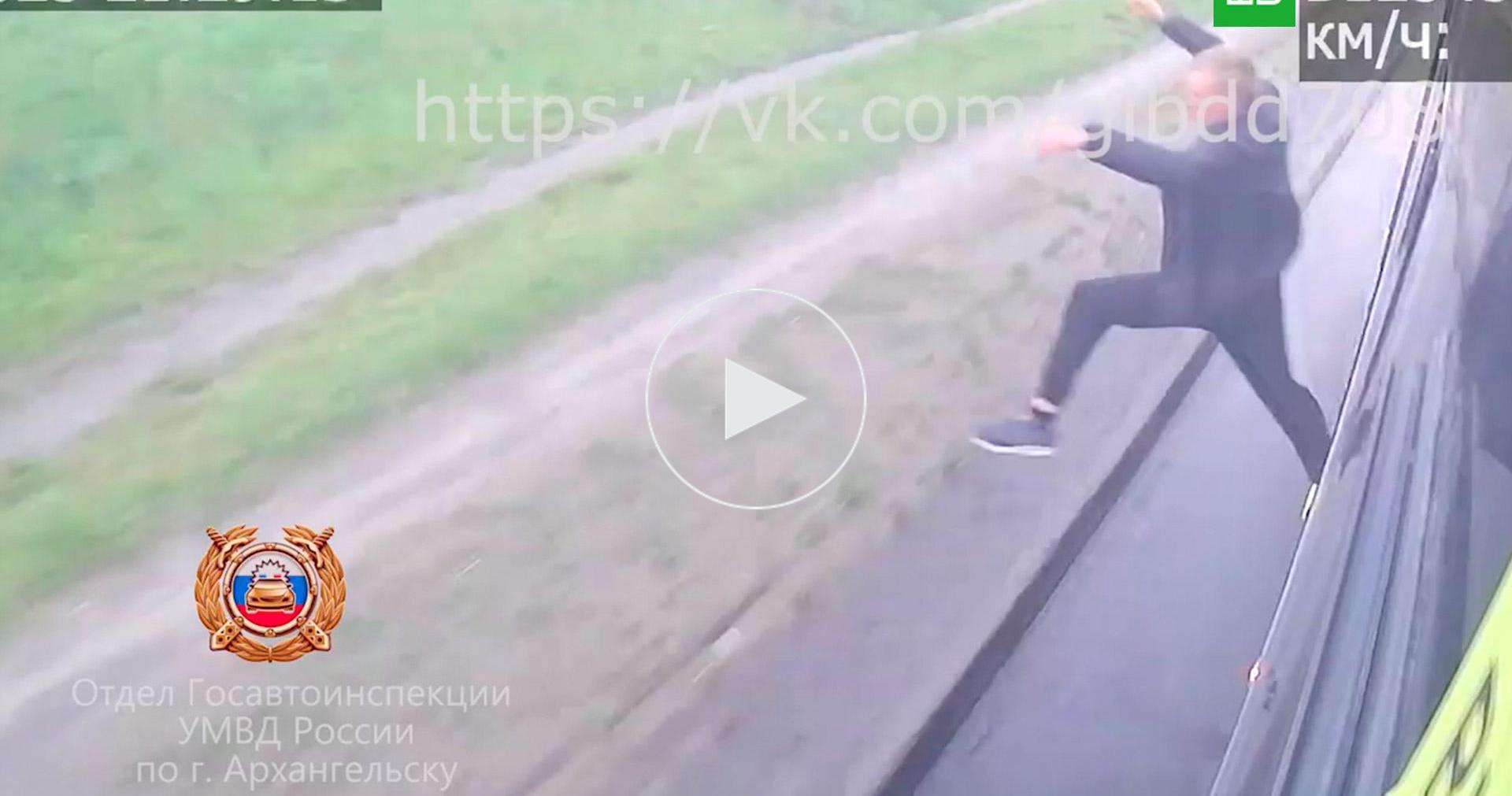 девушка вывалилась из машины. человек выходит из машины. пассажир вышел на ходу. выкинул тзьмпшины девушку. пассажир вышел на ходу.