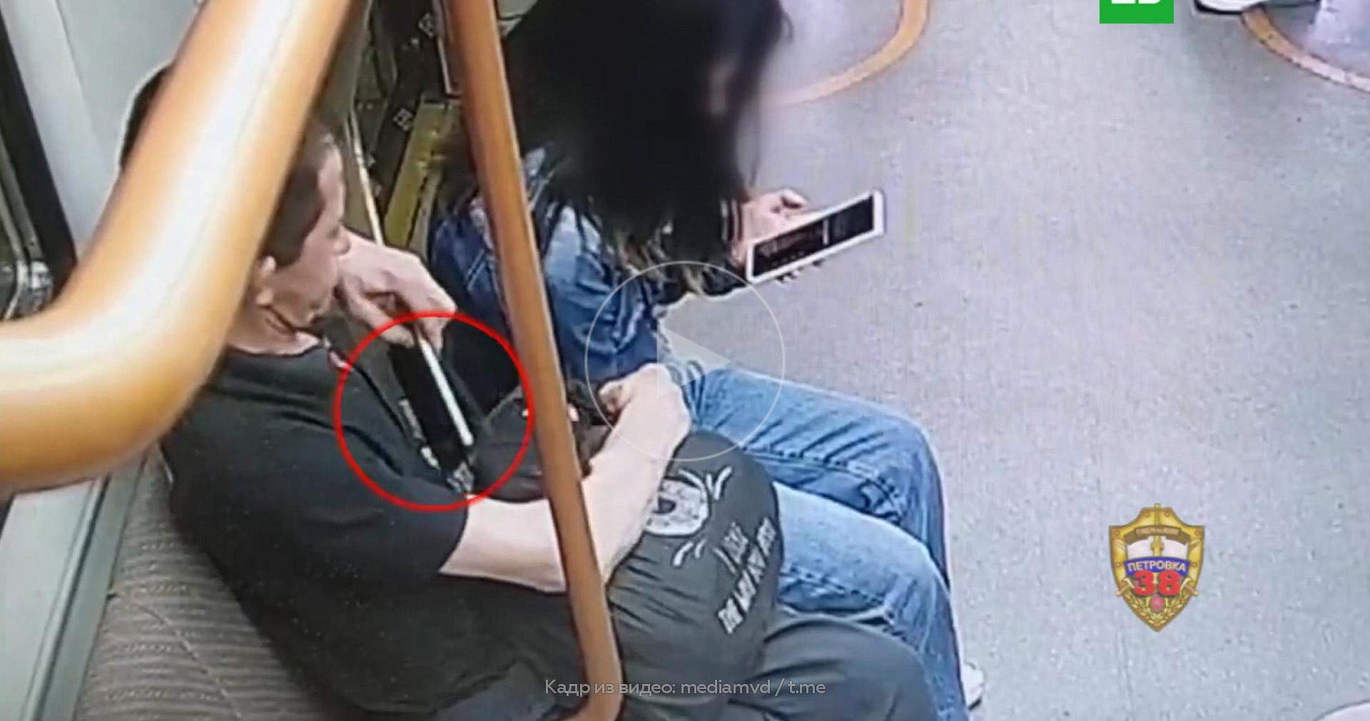 Мужчина столкнул девушку в метро. Мужчтнв в метро. Похищение девушек в Москве. Парень украл девушку. Камеры в метро.