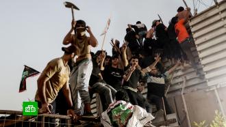 Демонстранты в Багдаде ворвались в посольство Швеции и подожгли его