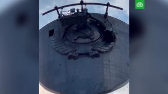 В Киеве начали демонтировать герб СССР с памятника <nobr>«Родина-мать»</nobr>